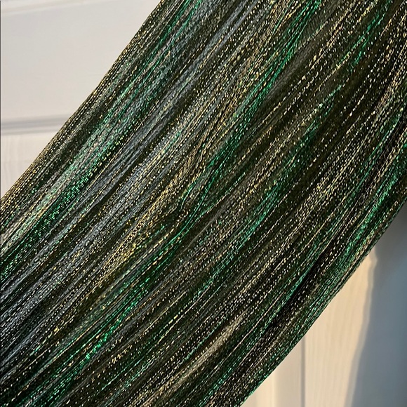 Elegant Green Dress with Gold Accents - Picture 4 of 6